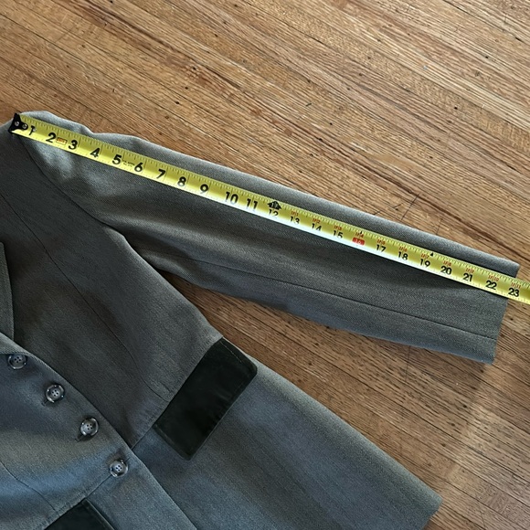 Jones New York tan blazer with brown velvet contrast  collar - Picture 6 of 7